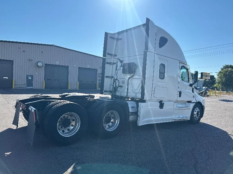 2022 Freightliner Cascadia - image 7