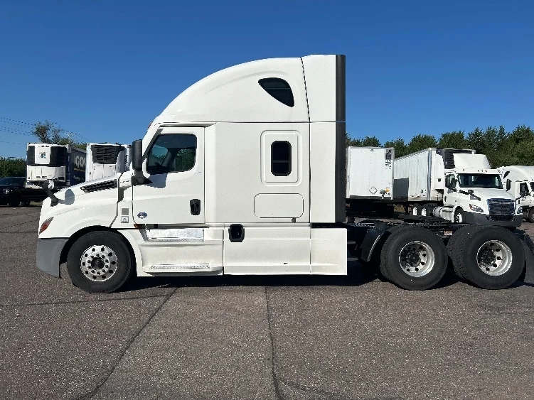 2022 Freightliner Cascadia - image 4