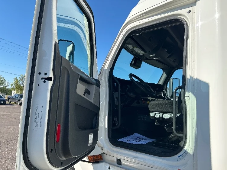 2022 Freightliner Cascadia - image 9