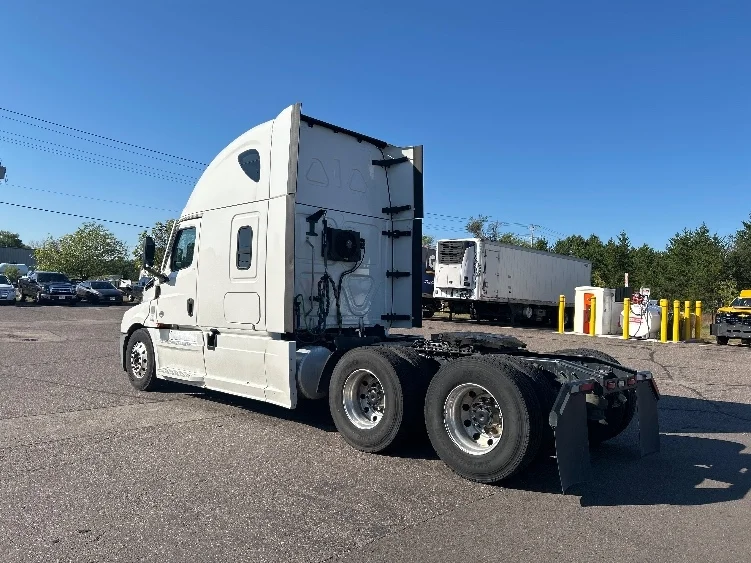 2022 Freightliner Cascadia - image 5