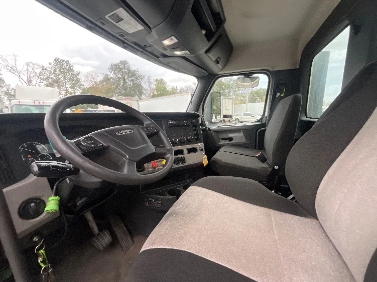 2020 Freightliner Cascadia in Pensacola, FL — photo 10
