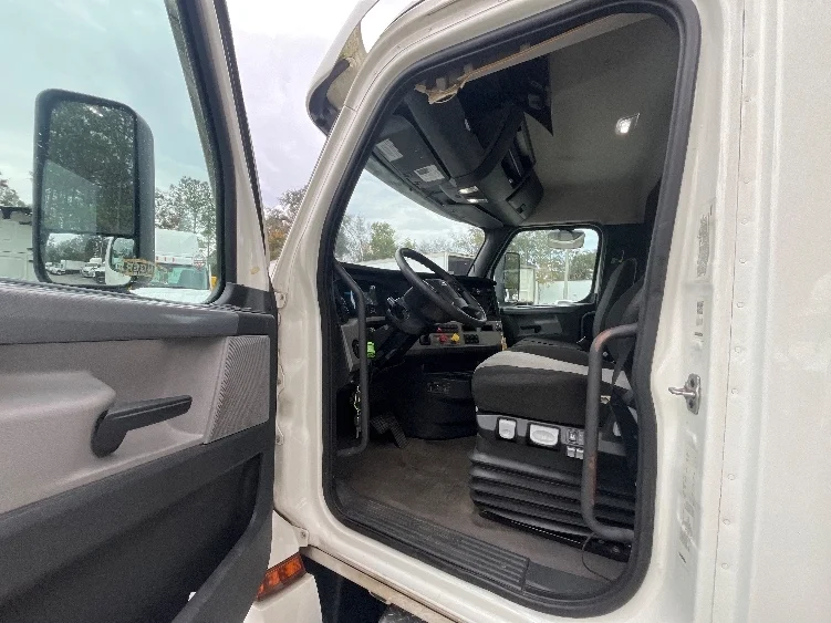 2020 Freightliner Cascadia in Pensacola, FL — photo 9