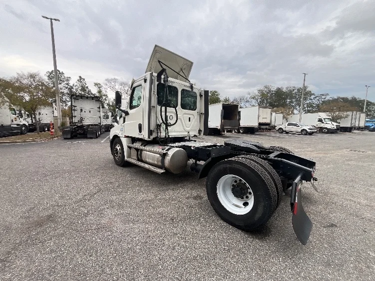 2020 Freightliner Cascadia in Pensacola, FL — photo 5
