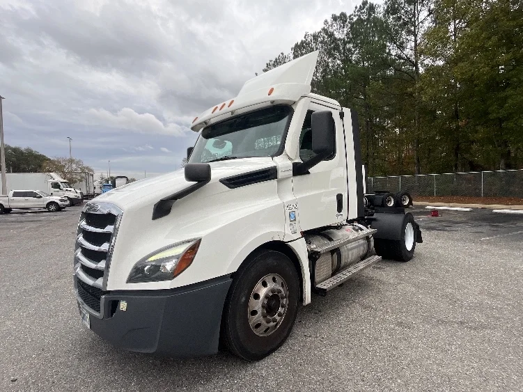2020 Freightliner Cascadia in Pensacola, FL — photo 3