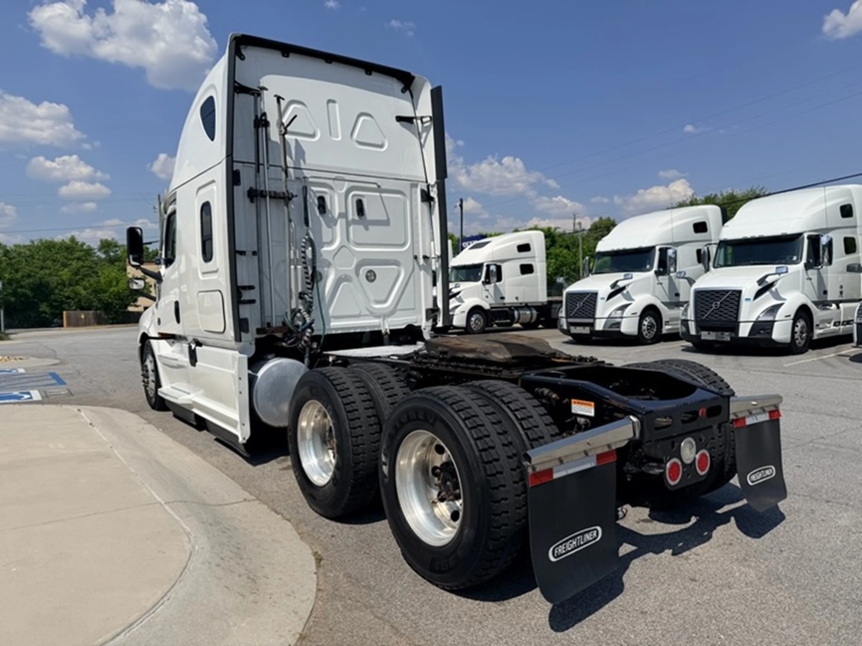 2023 Freightliner Cascadia - image 5