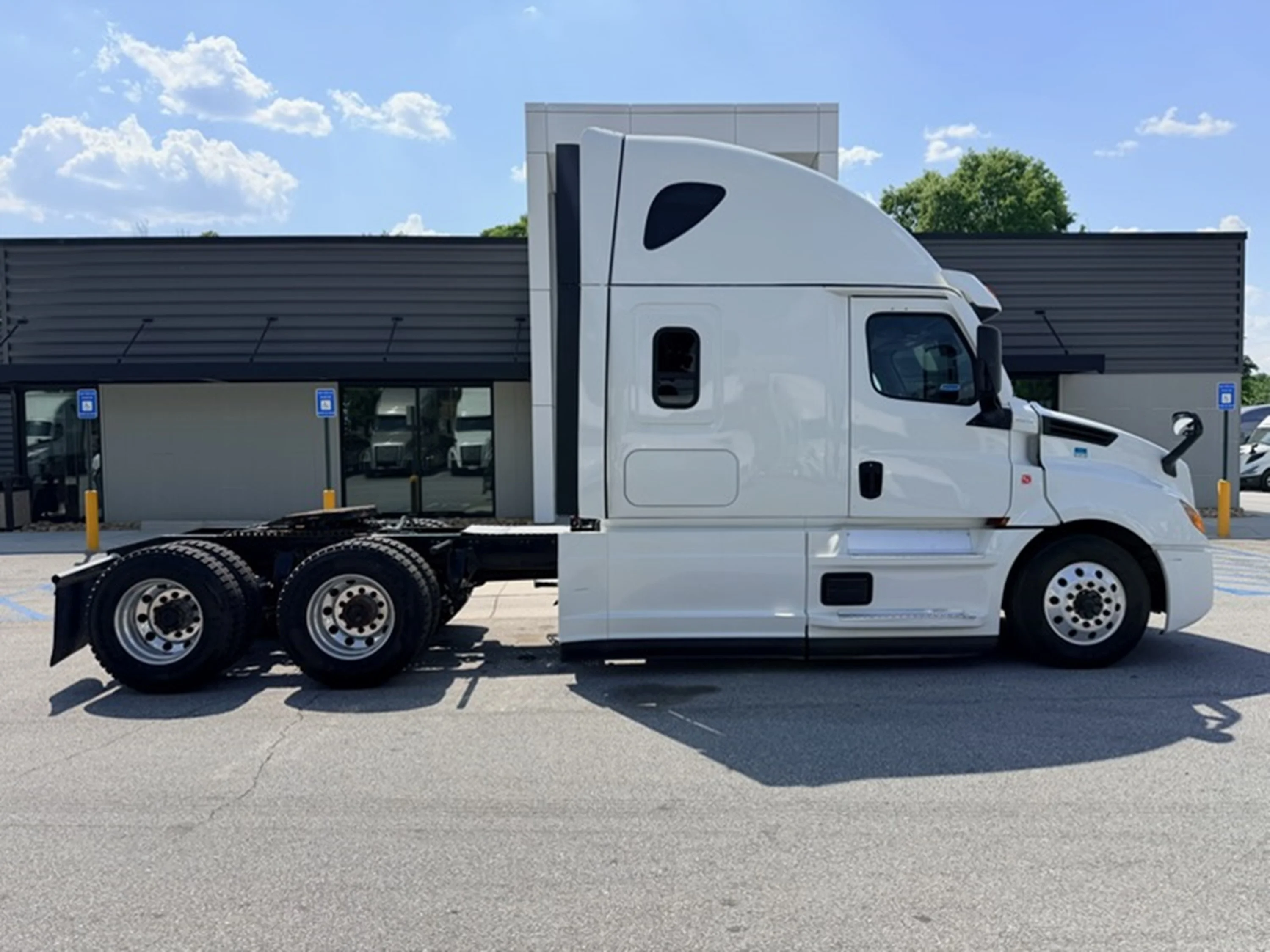 2023 Freightliner Cascadia - image 2