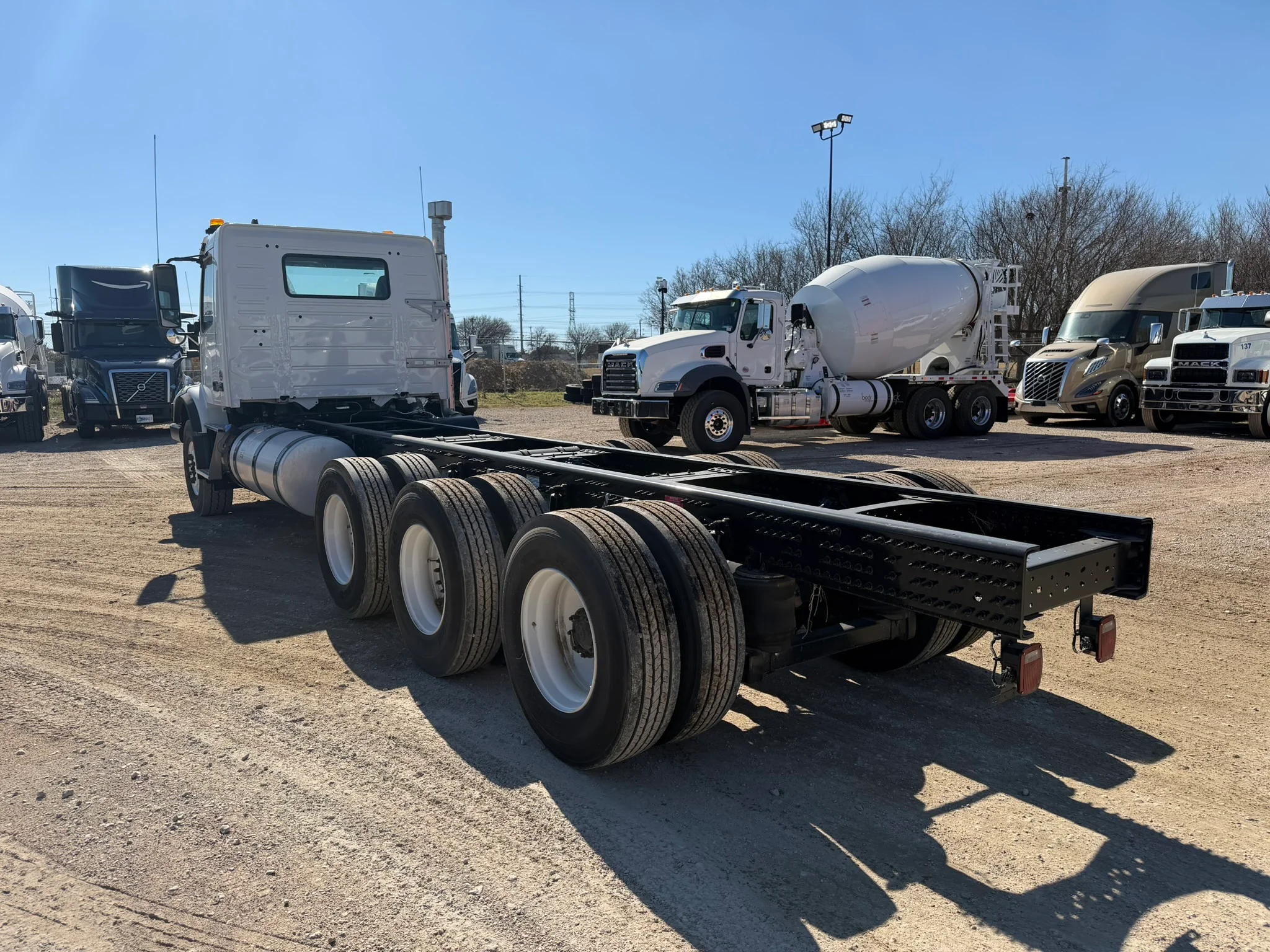 2024 Volvo VHD 300 in Fort Worth, TX — photo 7