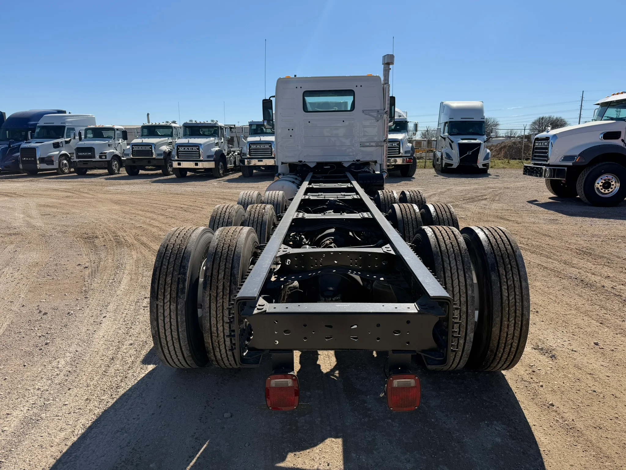 2024 Volvo VHD 300 in Fort Worth, TX — photo 6