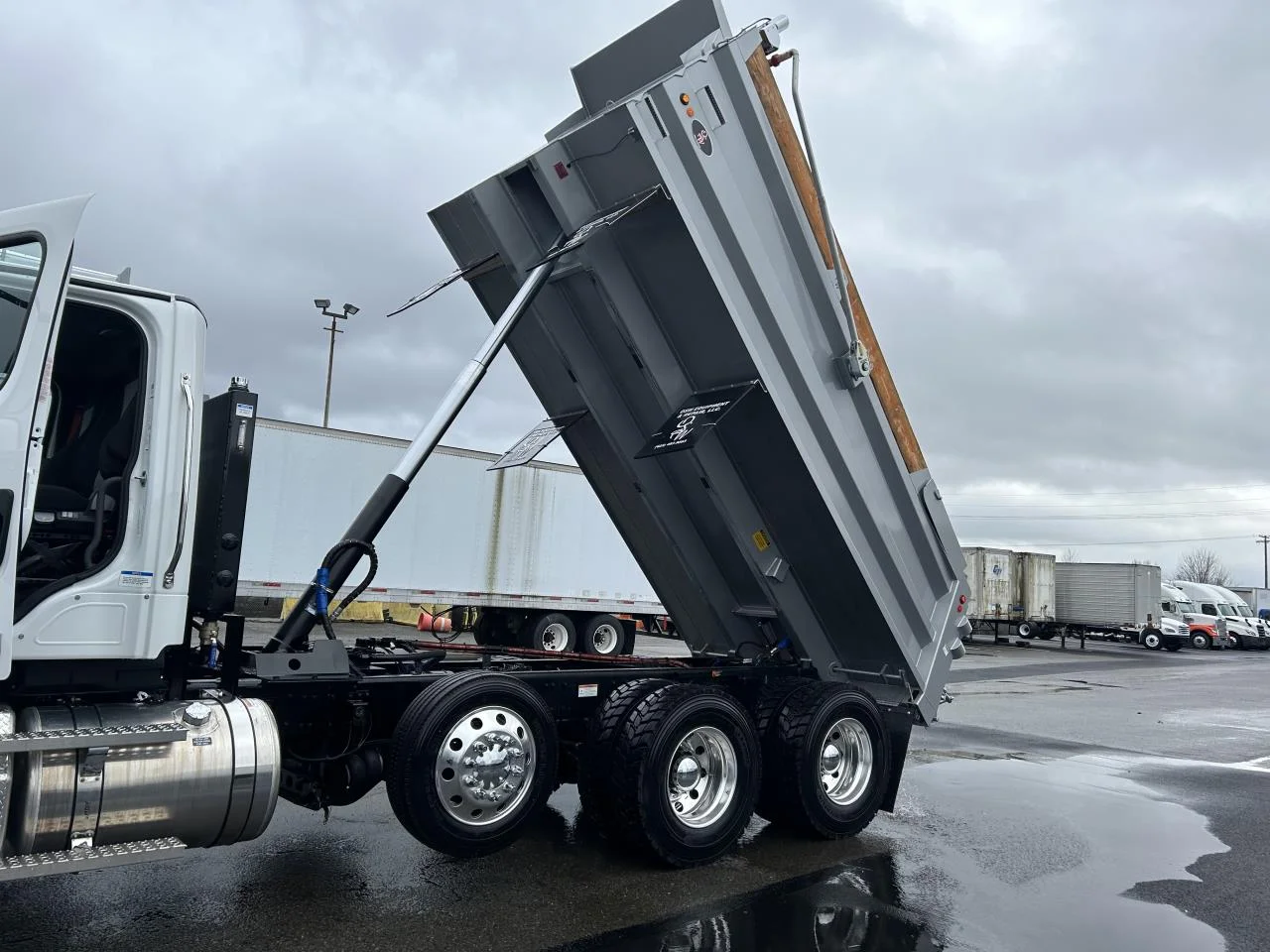 2025 Freightliner 114SD in Albany, OR — photo 7
