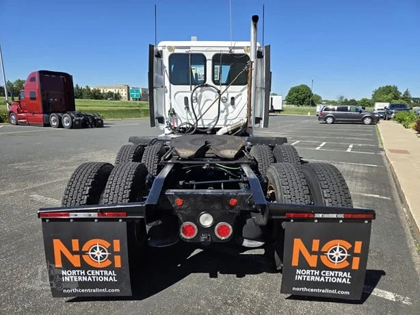 2020 Freightliner Cascadia in MN — photo 6