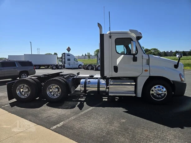 2020 Freightliner Cascadia in MN — photo 4