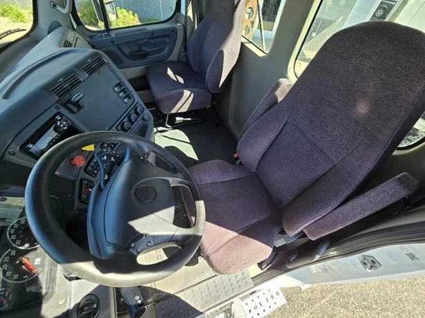 2020 Freightliner Cascadia in MN — photo 10