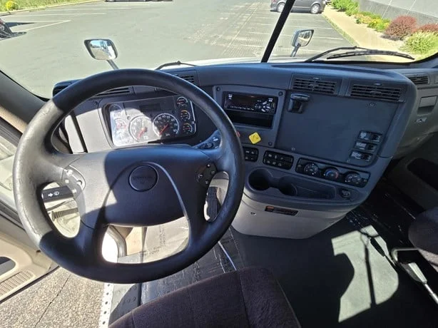 2020 Freightliner Cascadia in MN — photo 11