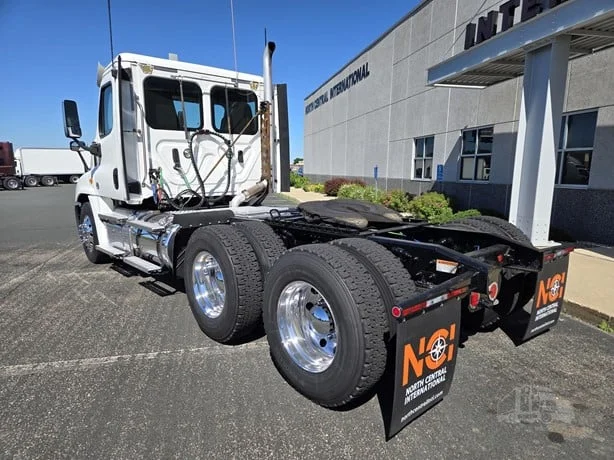 2020 Freightliner Cascadia in MN — photo 7