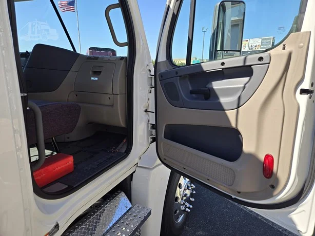 2020 Freightliner Cascadia in MN — photo 18
