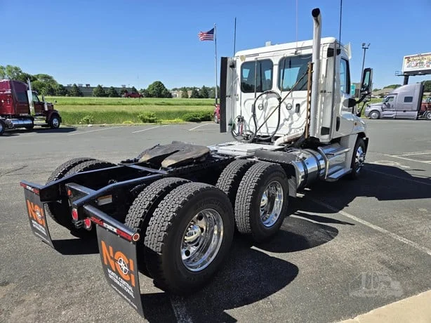 2020 Freightliner Cascadia in MN — photo 5