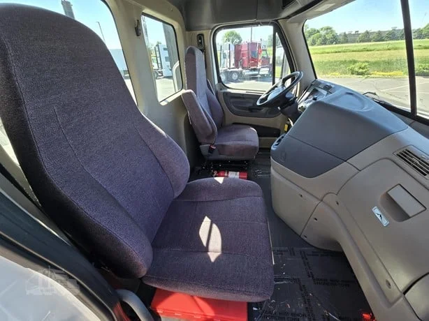 2020 Freightliner Cascadia in MN — photo 19
