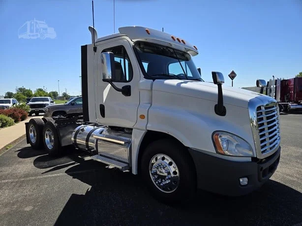 2020 Freightliner Cascadia in MN — photo 3