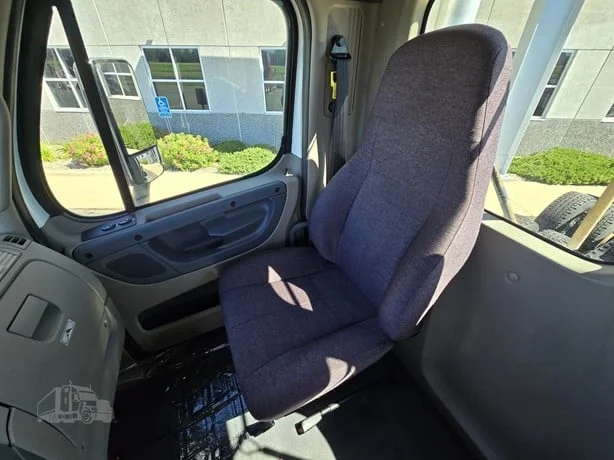 2020 Freightliner Cascadia in MN — photo 12