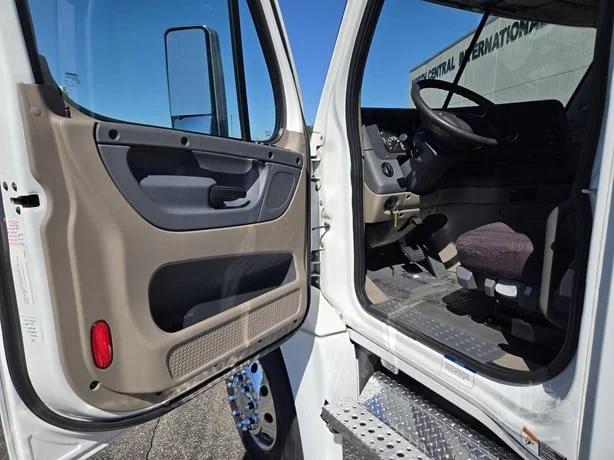 2020 Freightliner Cascadia in MN — photo 9