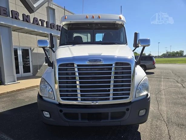 2020 Freightliner Cascadia in MN — photo 2