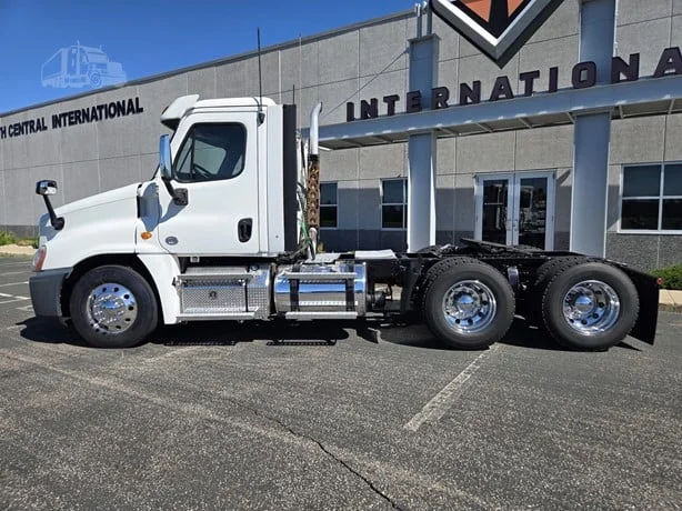 2020 Freightliner Cascadia in MN — photo 8