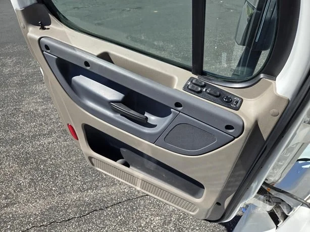 2020 Freightliner Cascadia in MN — photo 17