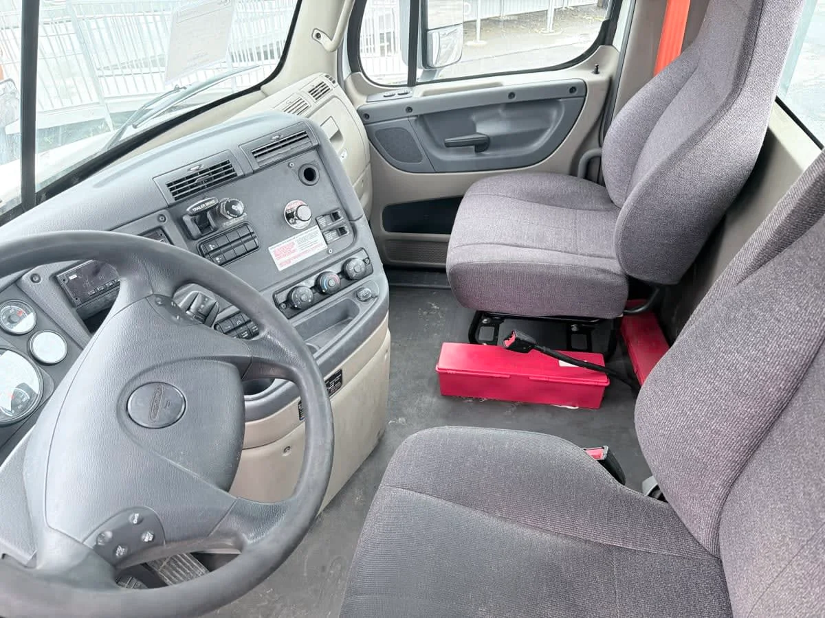 2020 Freightliner Cascadia in Syracuse, NY — photo 7