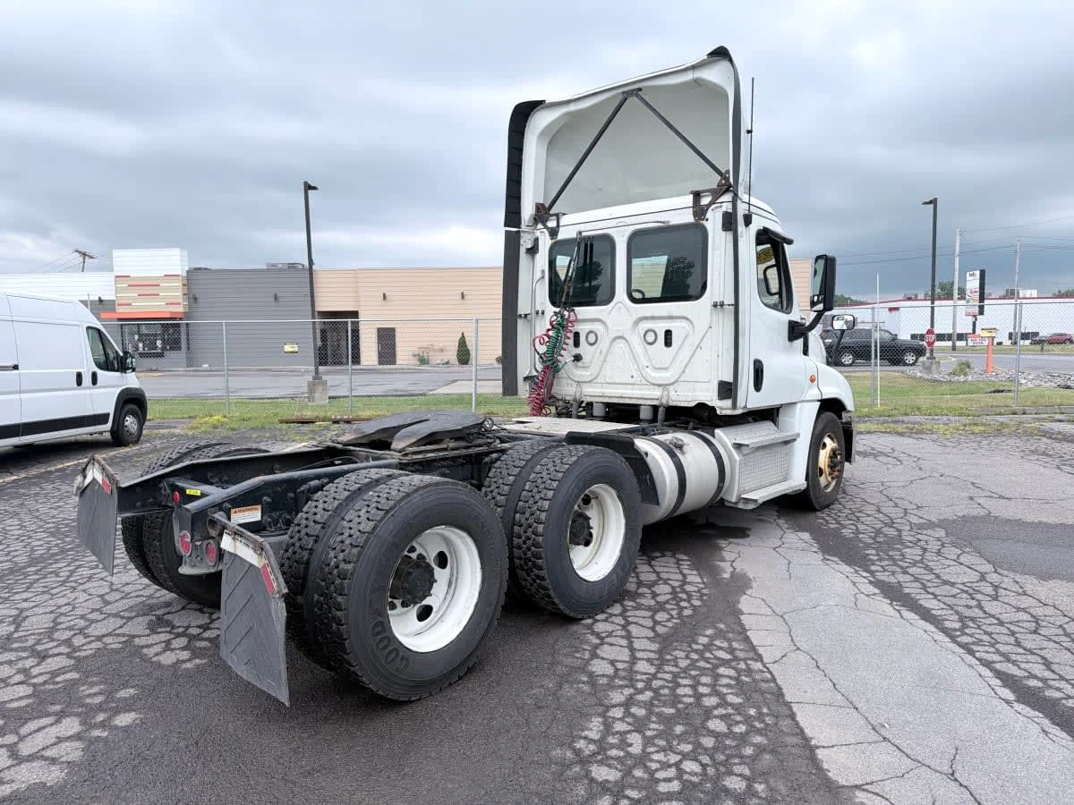 2020 Freightliner Cascadia in Syracuse, NY — photo 4