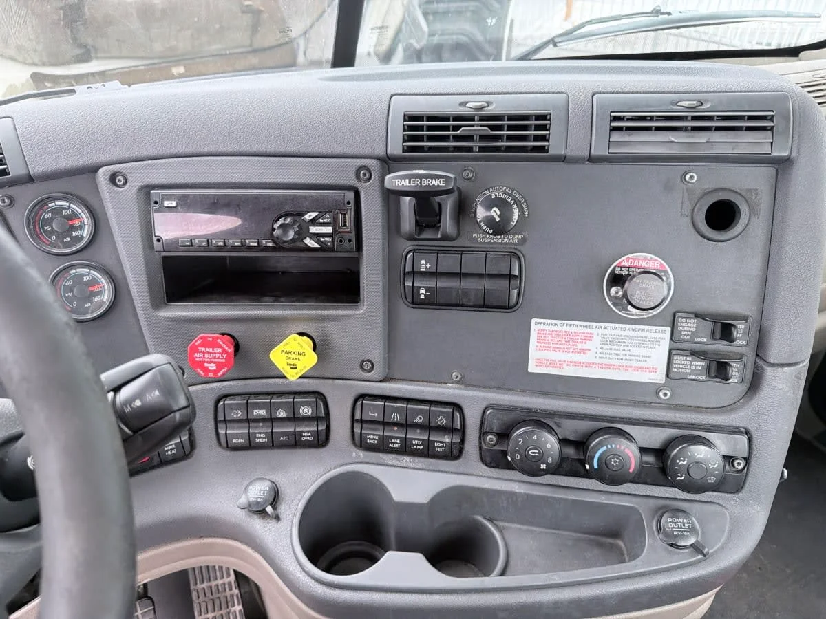 2020 Freightliner Cascadia in Syracuse, NY — photo 9