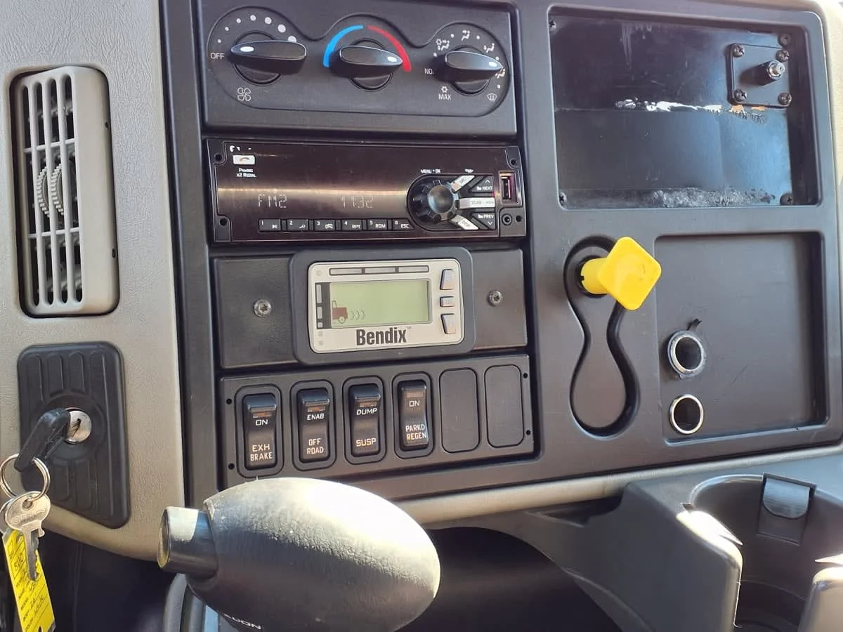 2019 International 4300 - image 11