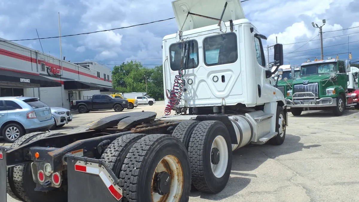 2019 Freightliner Cascadia in Warwick, RI — photo 4
