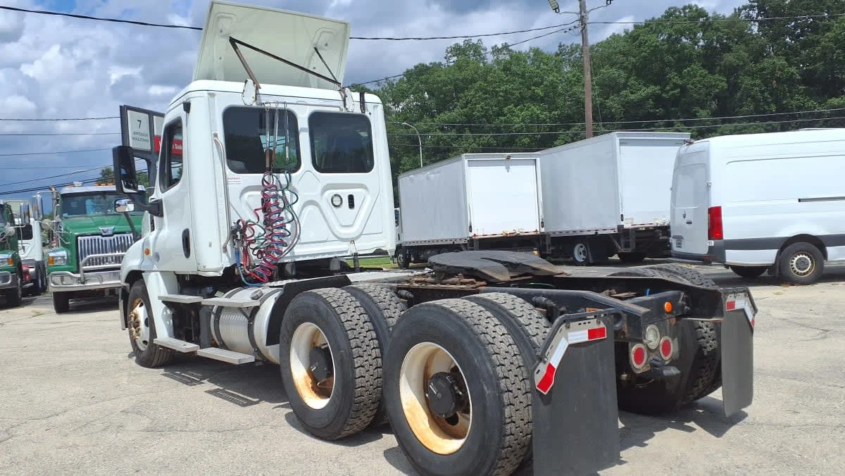 2019 Freightliner Cascadia in Warwick, RI — photo 6