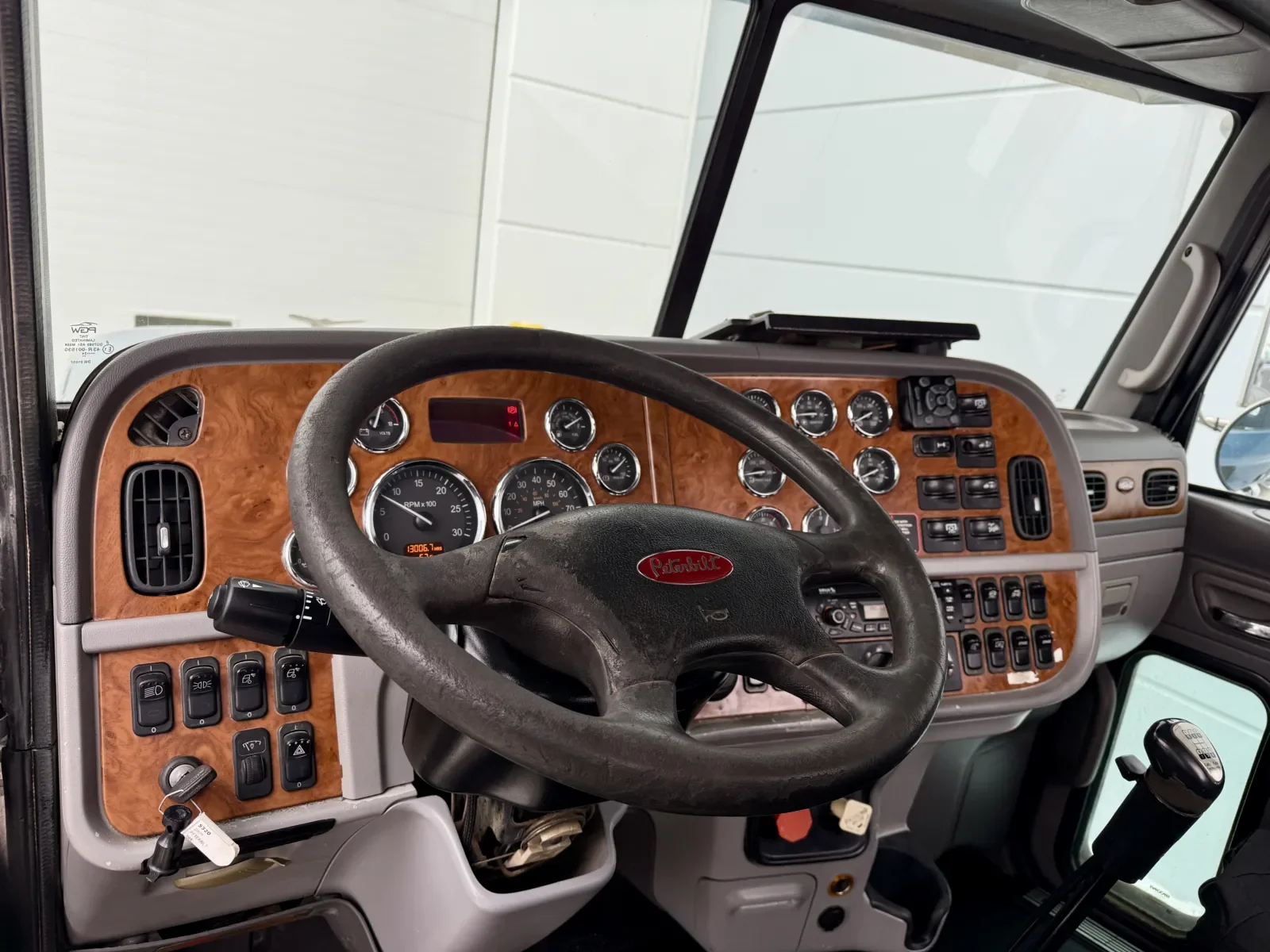 2009 Peterbilt 388 in New Lenox, IL — photo 15