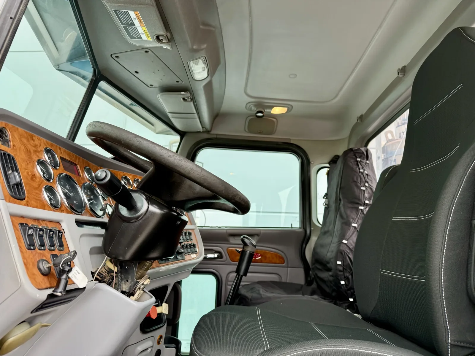 2009 Peterbilt 388 in New Lenox, IL — photo 14