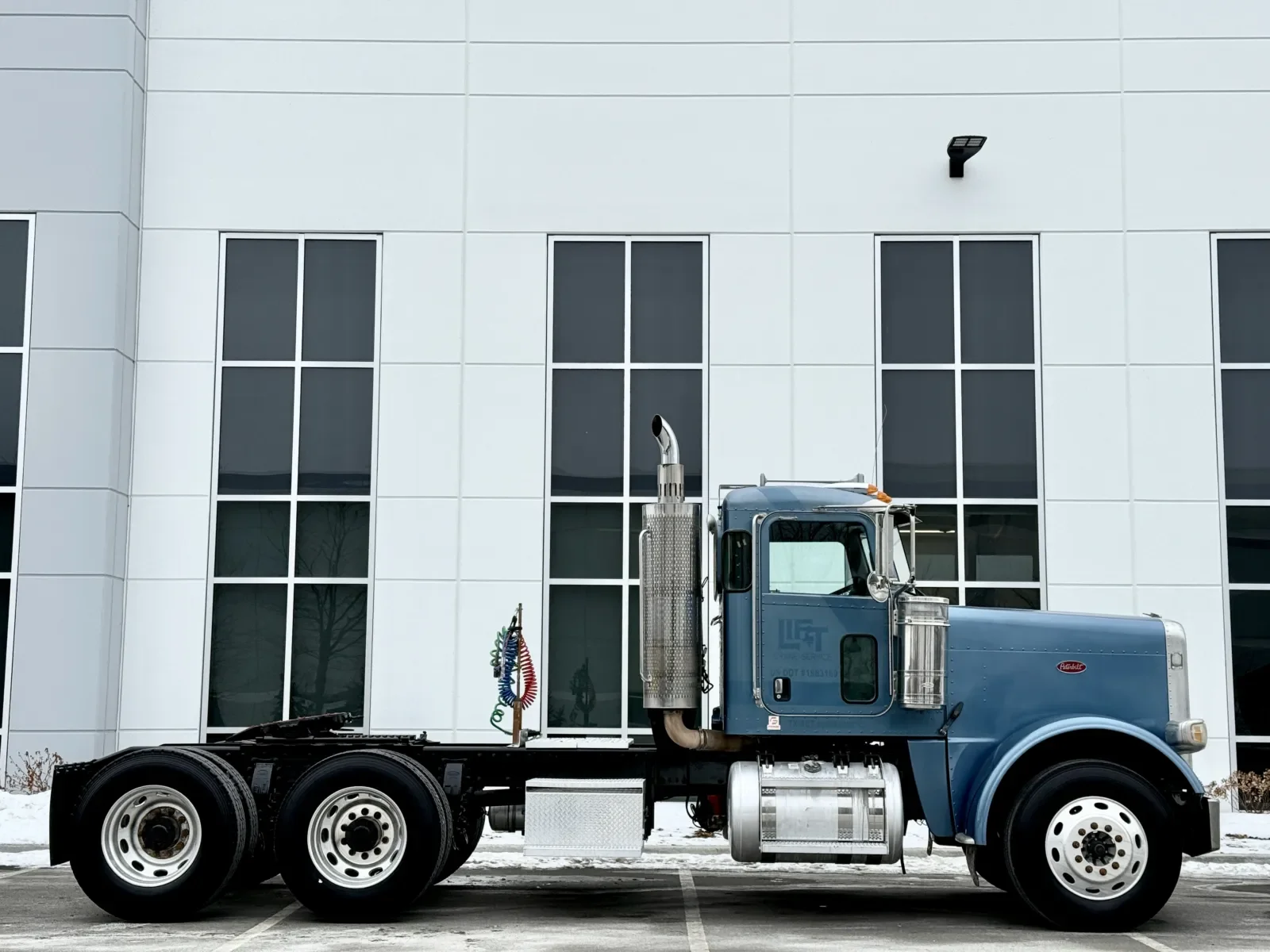 2009 Peterbilt 388 in New Lenox, IL — photo 3