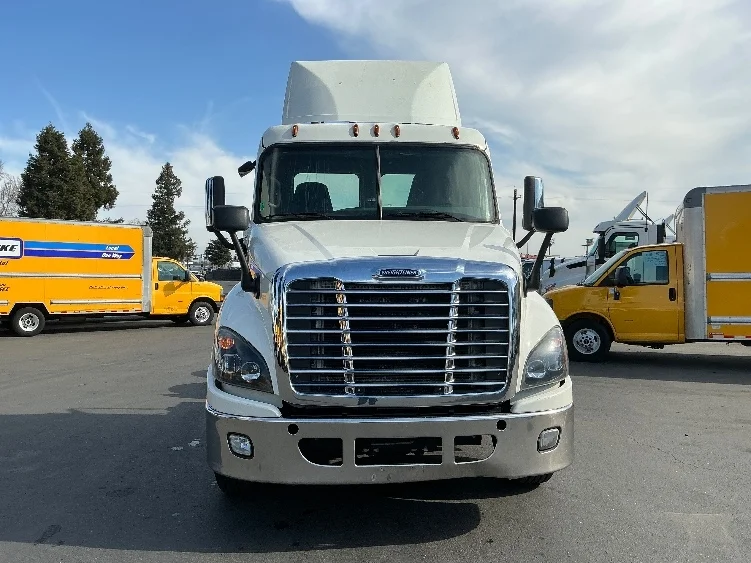 2018 Freightliner Cascadia - image 2