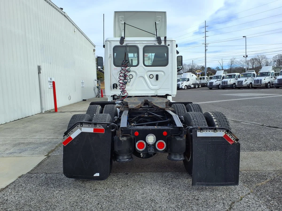 2020 Freightliner Cascadia in Knoxville, TN — photo 5