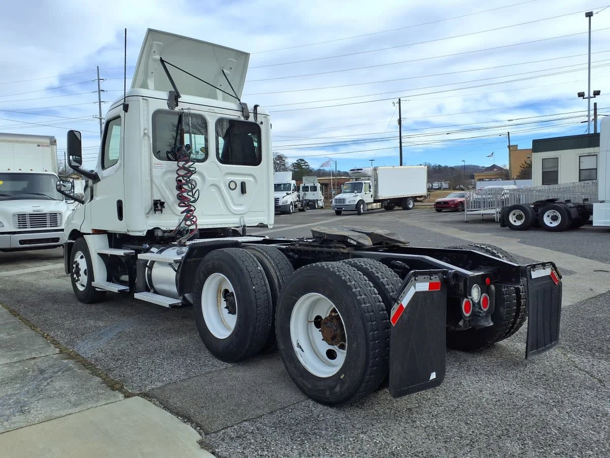 2020 Freightliner Cascadia in Knoxville, TN — photo 6