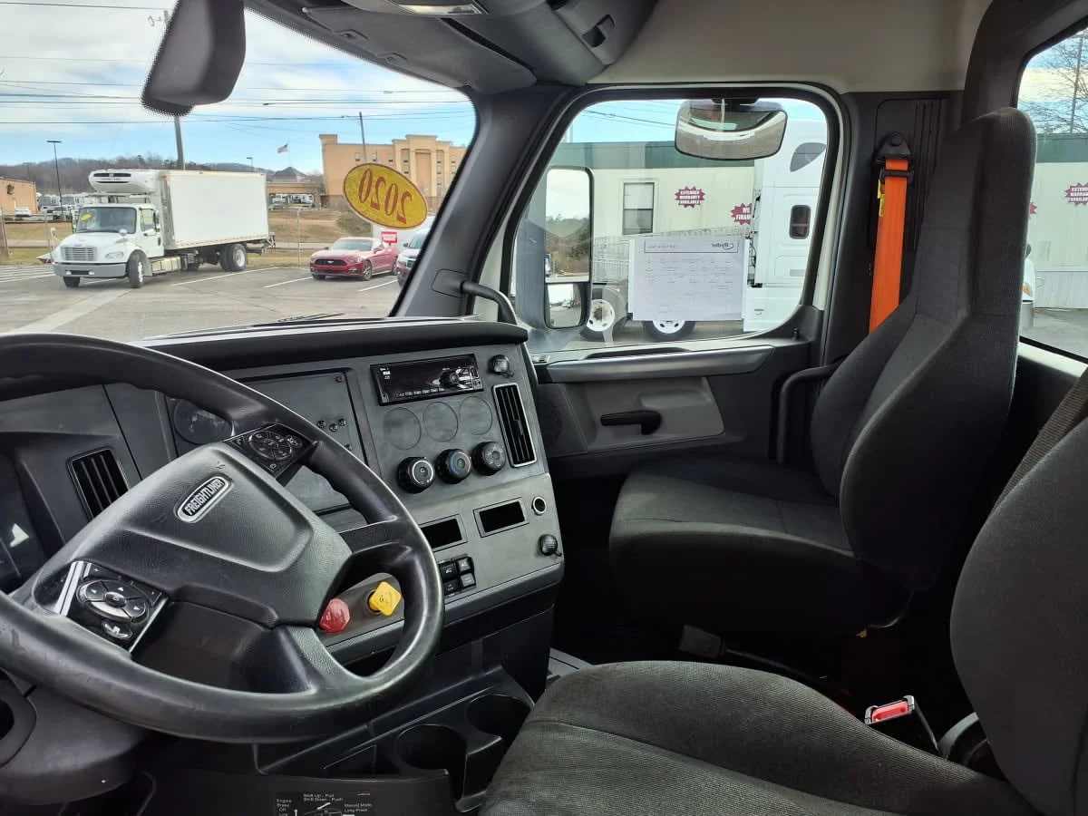 2020 Freightliner Cascadia in Knoxville, TN — photo 7