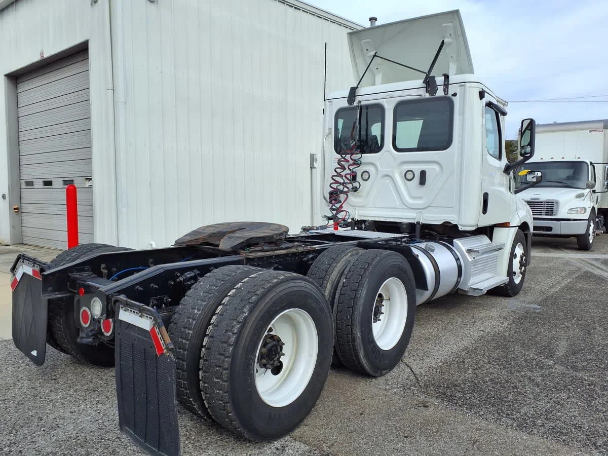 2020 Freightliner Cascadia in Knoxville, TN — photo 4