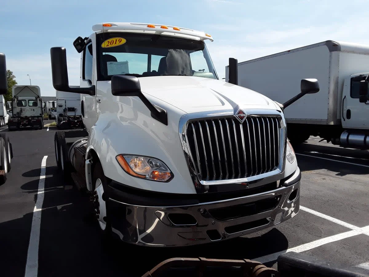 2019 International LT in Altoona, IA — photo 2