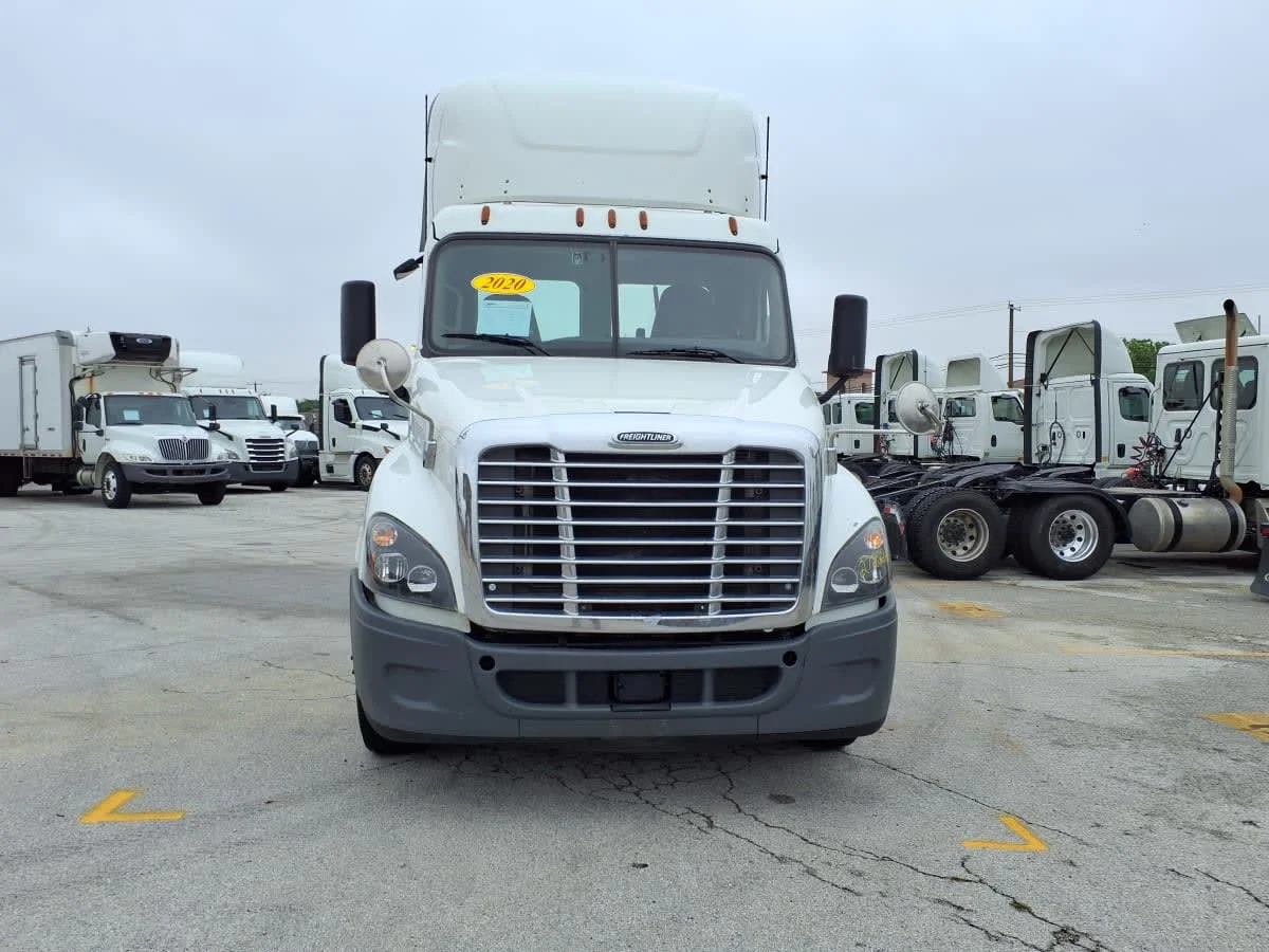 2020 Freightliner Cascadia in Fort Worth, TX — photo 2