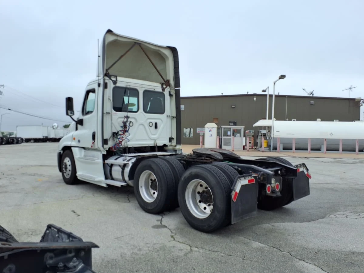 2020 Freightliner Cascadia in Fort Worth, TX — photo 6