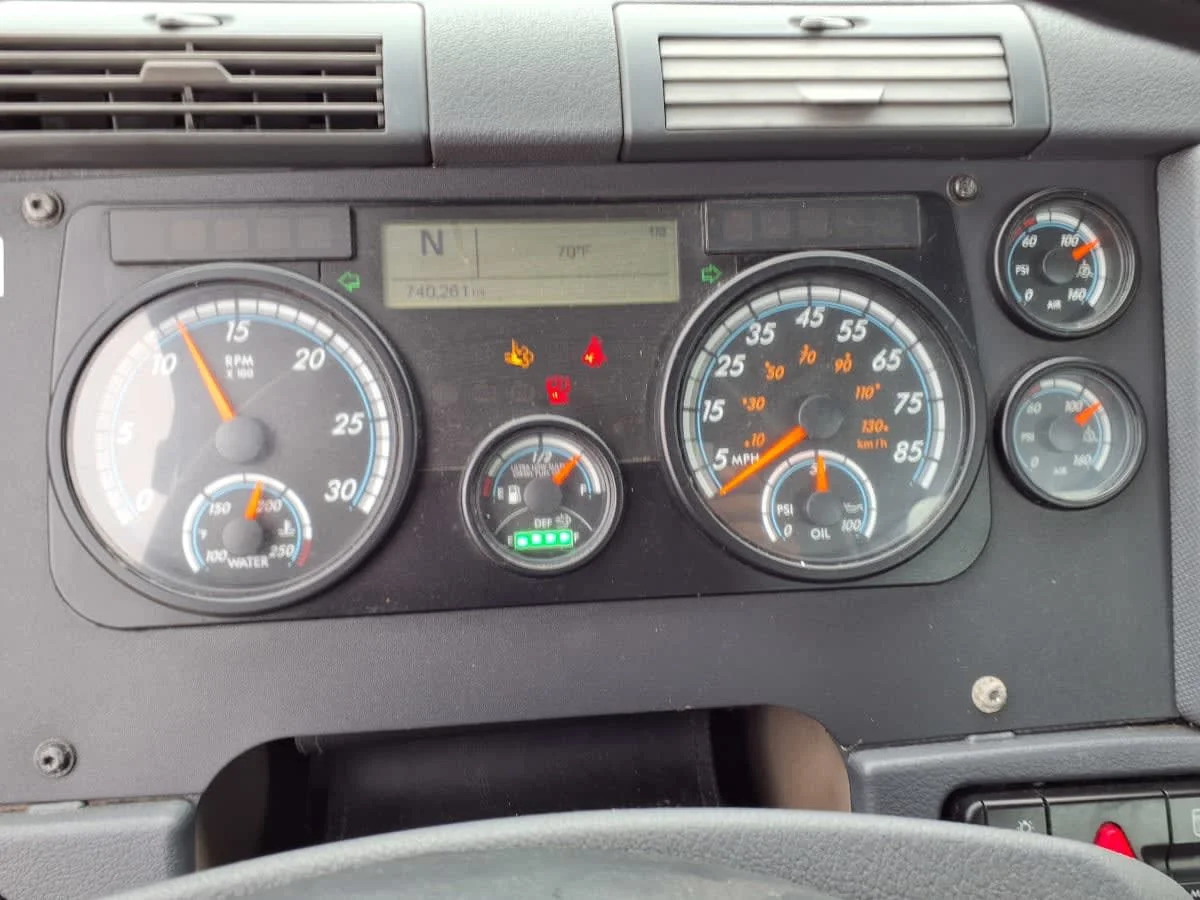 2020 Freightliner Cascadia in Fort Worth, TX — photo 10