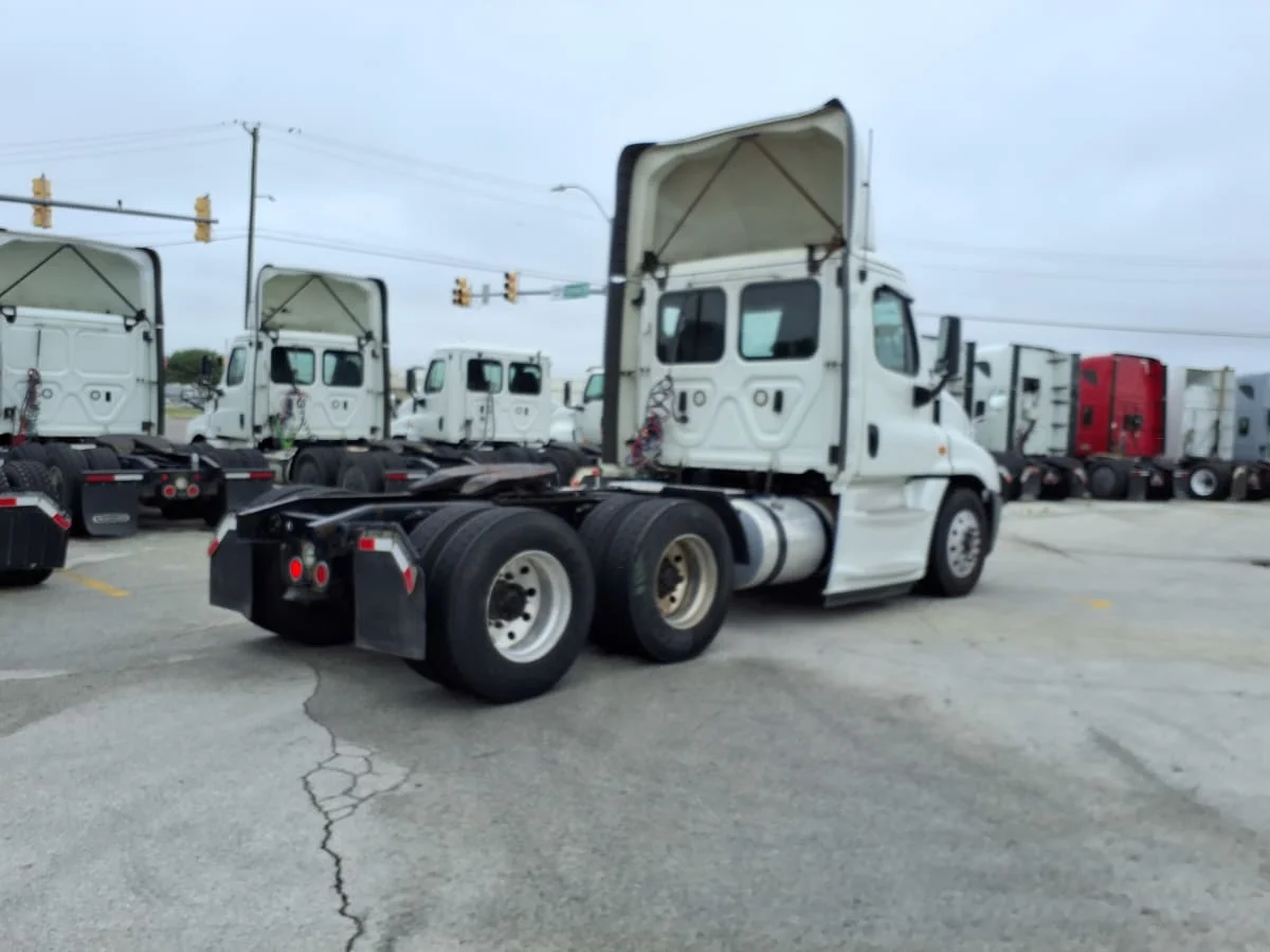 2020 Freightliner Cascadia in Fort Worth, TX — photo 4