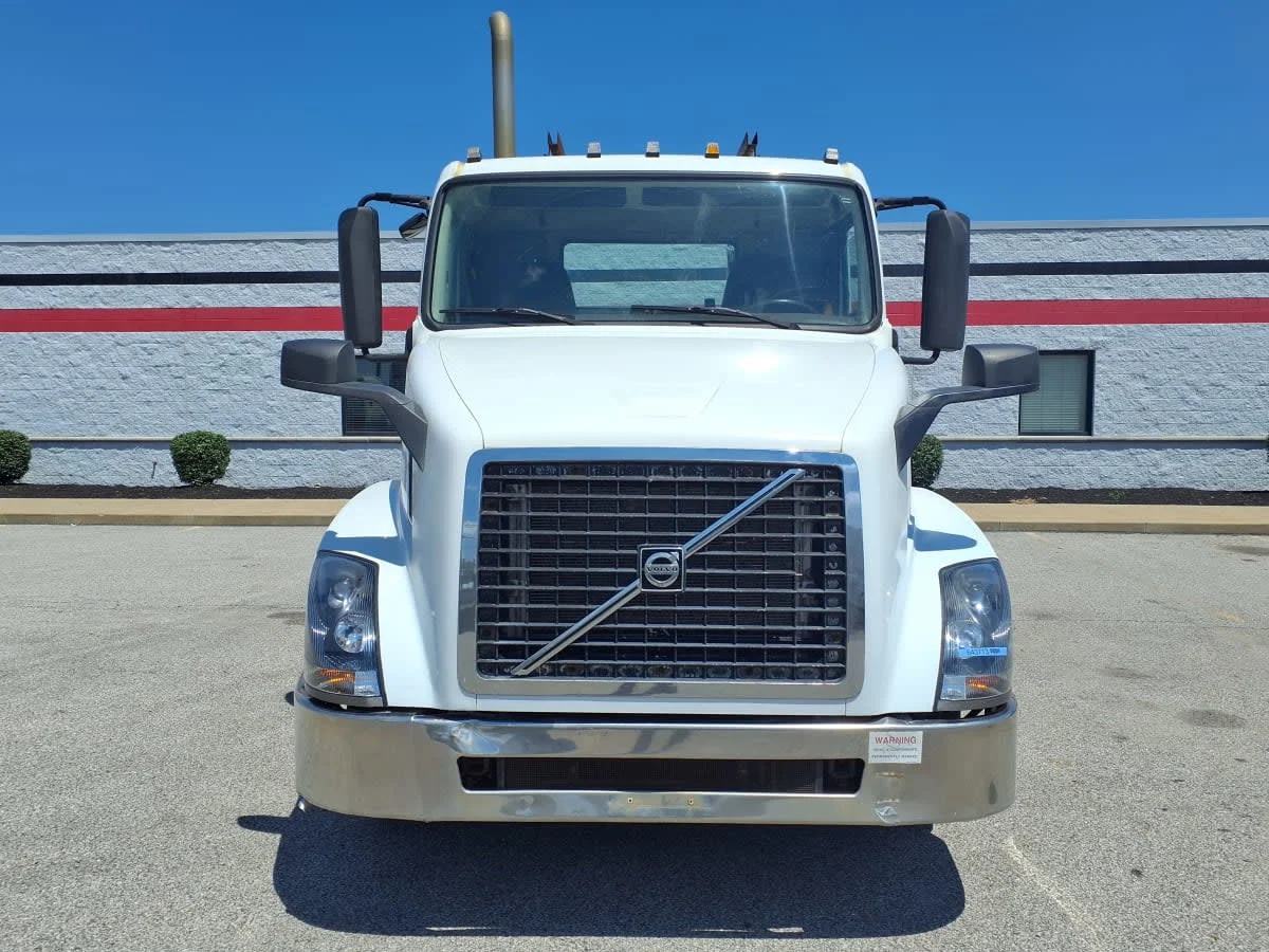 2016 Volvo VNL 860 in Cleveland, OH — photo 2