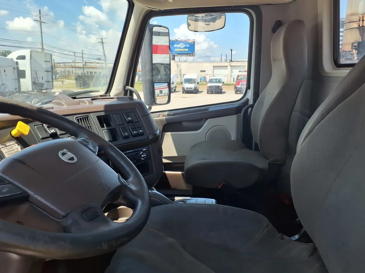 2016 Volvo VNL 860 in Cleveland, OH — photo 7