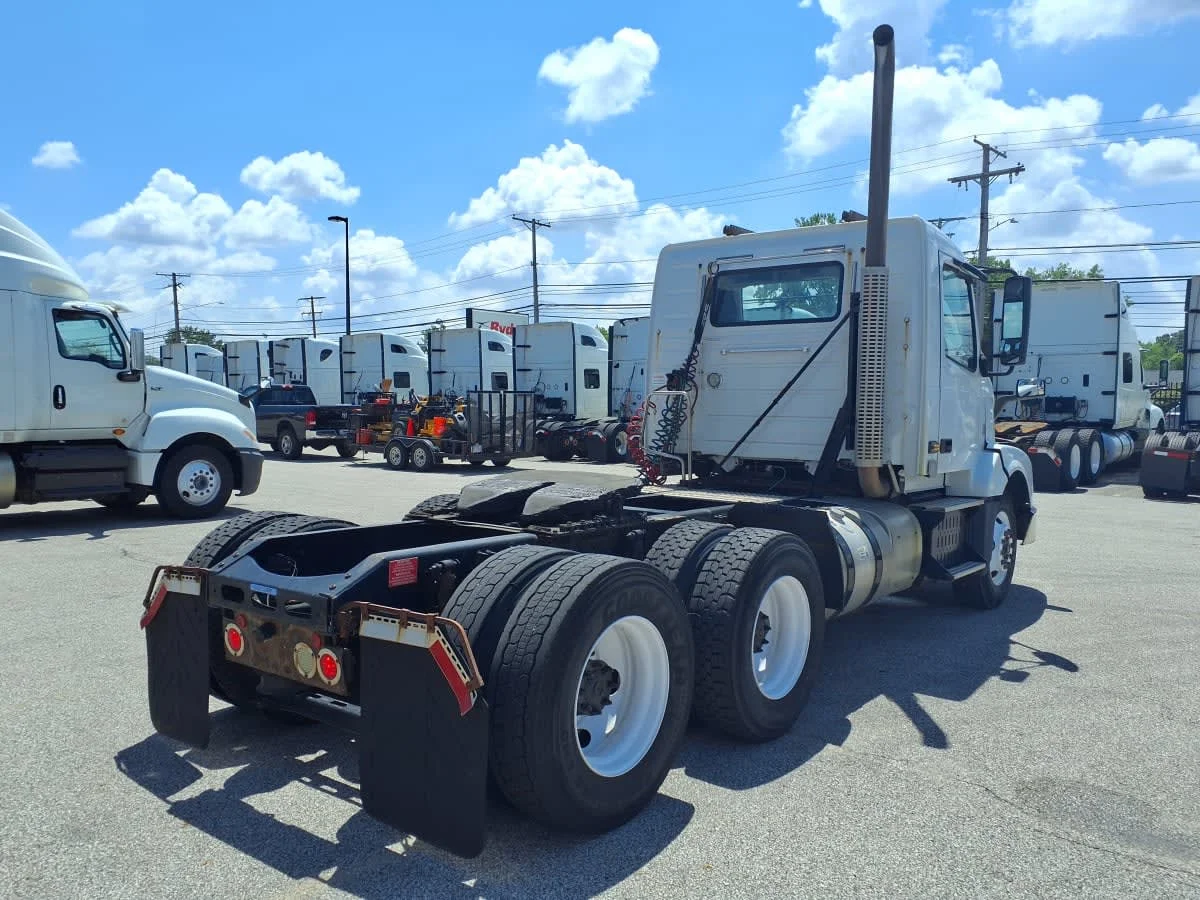 2016 Volvo VNL 860 in Cleveland, OH — photo 4