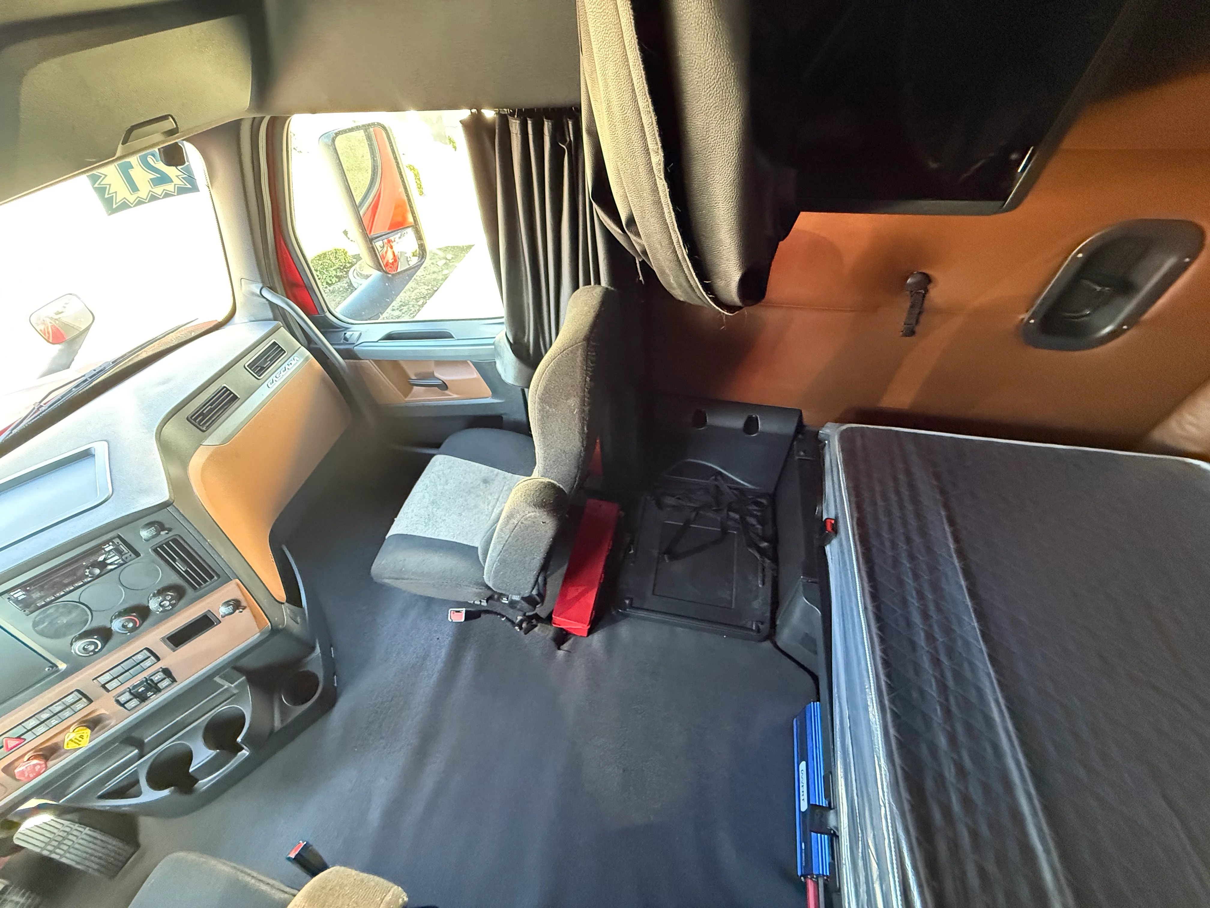 2021 Freightliner Cascadia in Selectrucks Fontana, CA — photo 18